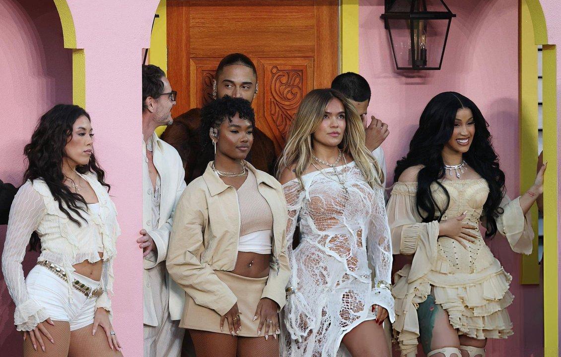 Quieacutenes son los famosos que estuvieron en ldquoLa casitardquo de Bad Bunny en el Super Bowl