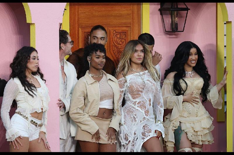 Quieacutenes son los famosos que estuvieron en ldquoLa casitardquo de Bad Bunny en el Super Bowl