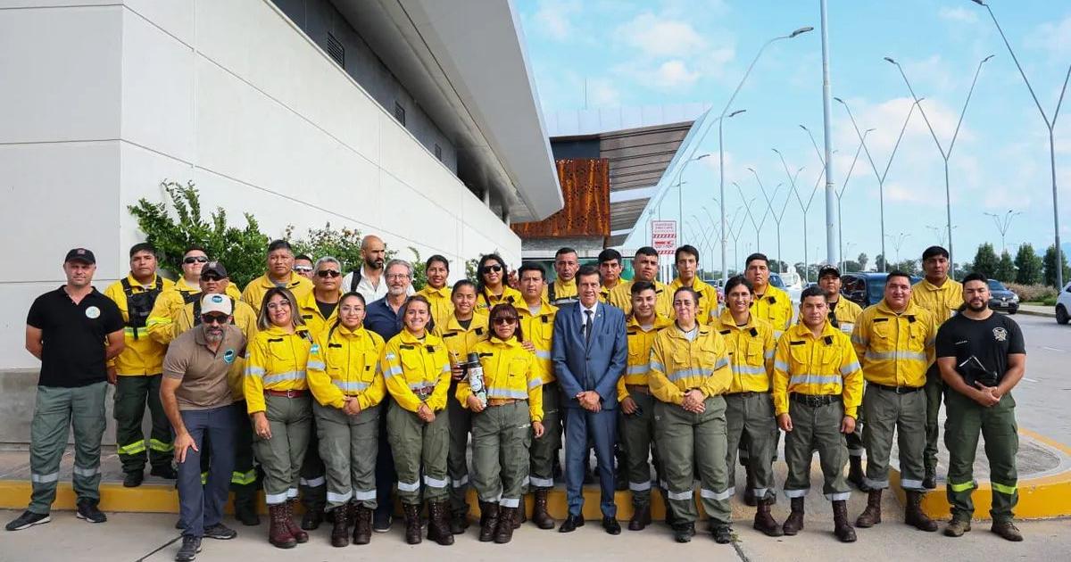 Nuevo contingente de brigadistas jujentildeos viajoacute a la Patagonia para combatir incendios