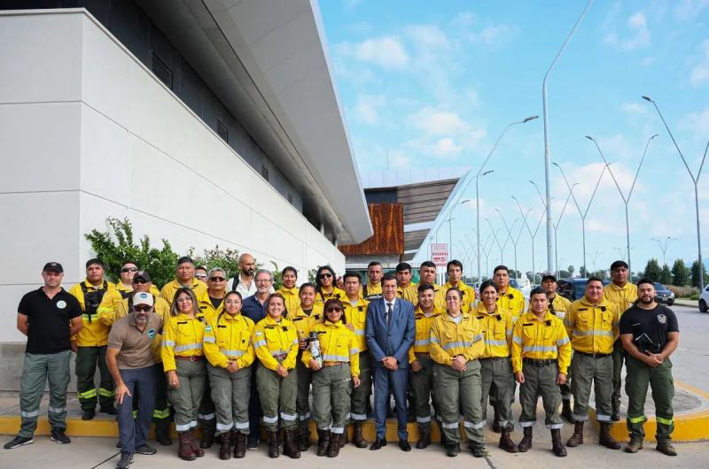 Nuevo contingente de brigadistas jujentildeos viajoacute a la Patagonia para combatir incendios