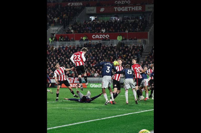 Arsenal desperdicioacute la oportunidad ante Brentford y se alejoacute del Manchester City