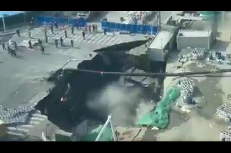 Video- asiacute colapsoacute una calle de Shanghaacutei cuando trabajaban en una obra del subte