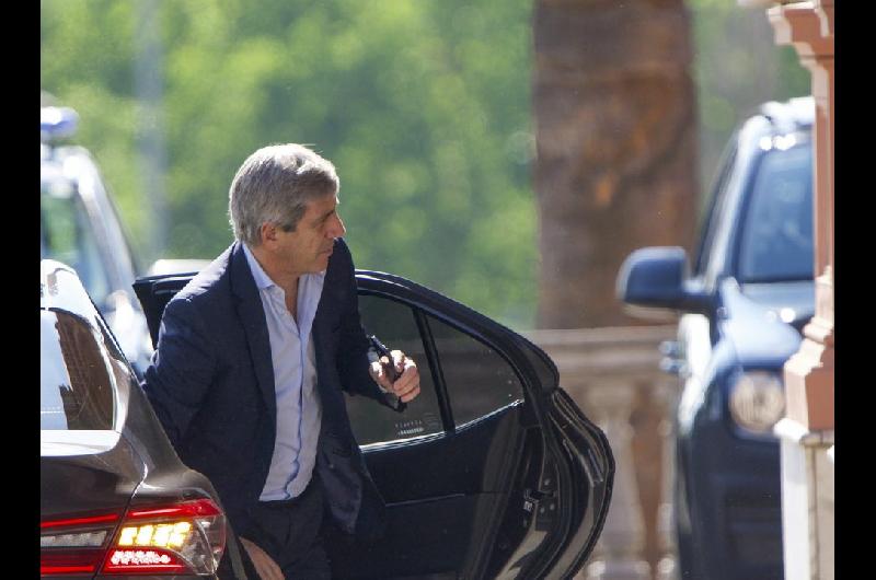 Luis Caputo busca recuperar terreno tras perder espacio en la mesa poliacutetica del gobierno