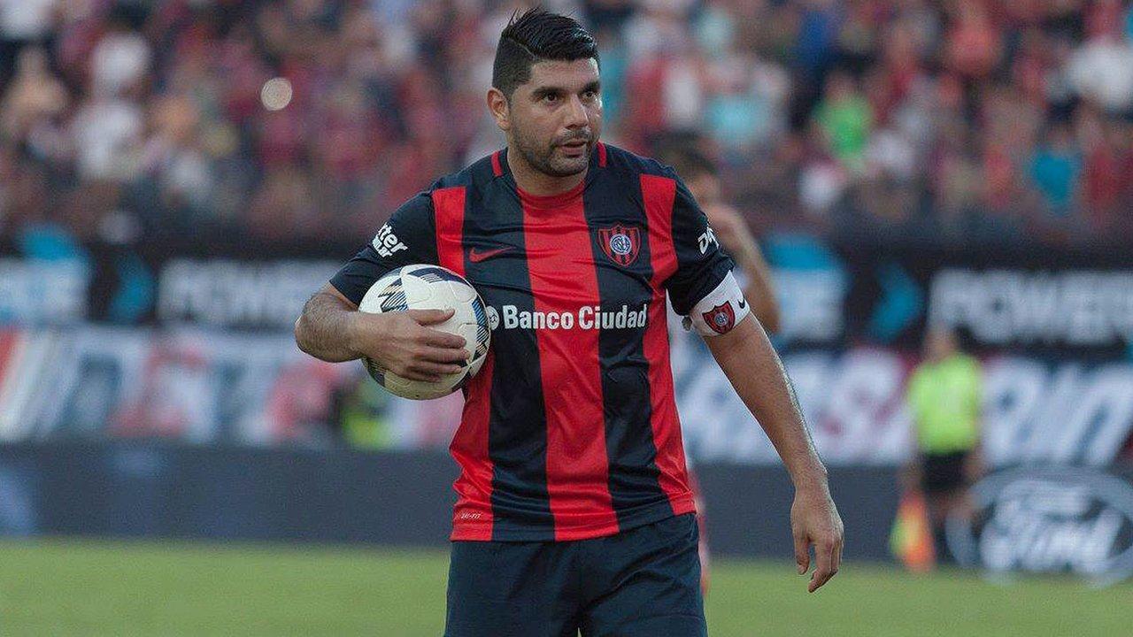 San Lorenzo suspendioacute por un antildeo como socio a Neacutestor Ortigoza