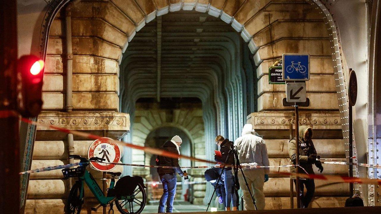 Pariacutes- muere a balazos un hombre que atacoacute con cuchillo a gendarmes en el Arco del Triunfo