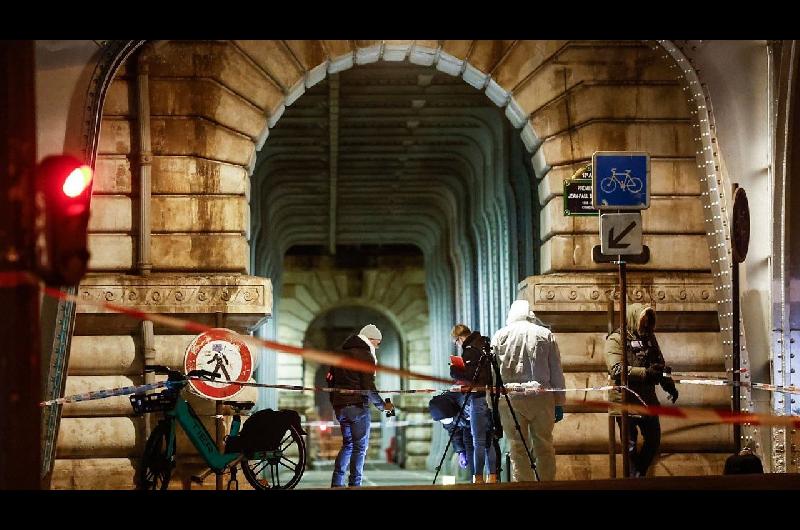 Pariacutes- muere a balazos un hombre que atacoacute con cuchillo a gendarmes en el Arco del Triunfo