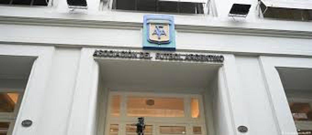 La Justicia investiga un presunto desviacuteo de 50 millones de doacutelares en la AFA