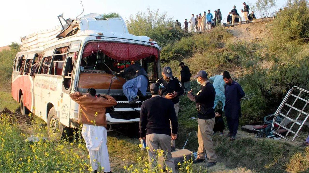 Pakistaacuten- Colisioacuten entre autobuacutes y traacuteiler deja 11 muertos y 10 heridos
