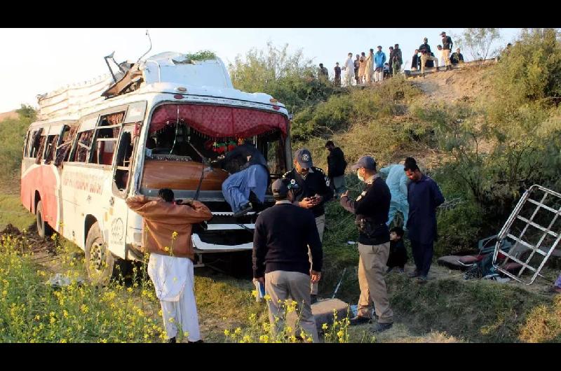 Pakistaacuten- Colisioacuten entre autobuacutes y traacuteiler deja 11 muertos y 10 heridos
