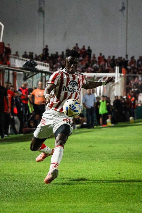 Instituto le ganoacute a Central Coacuterdoba por 2-0 y sumoacute su primer triunfo en el Torneo Apertura 2026