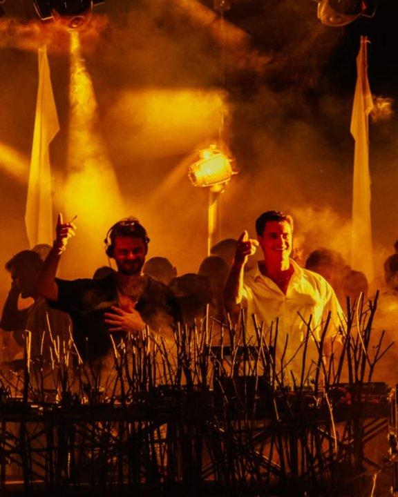 Noncitizens- el duacuteo que pasoacute de la banda del colegio a los grandes escenarios