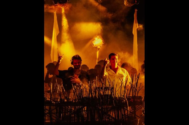 Noncitizens- el duacuteo que pasoacute de la banda del colegio a los grandes escenarios