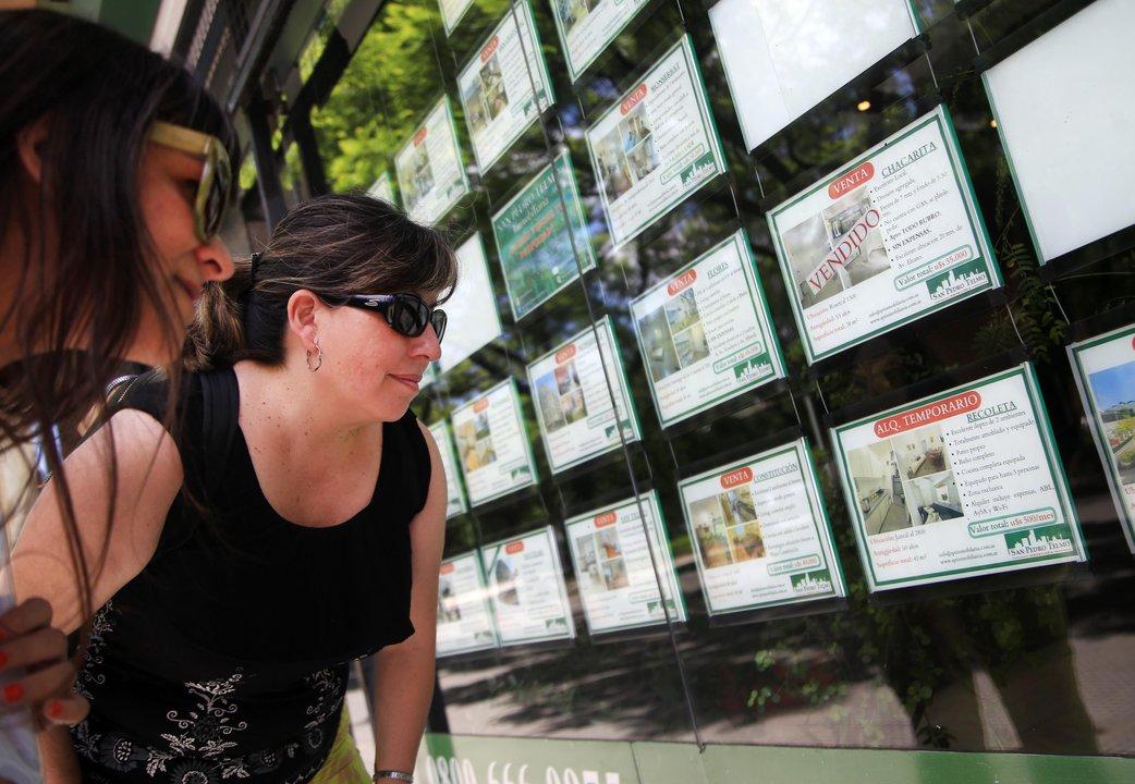 No son tiempos de doacutelares ni de ADRs comprar un monoambiente y alquilarlo asoma como inversioacuten tranquila