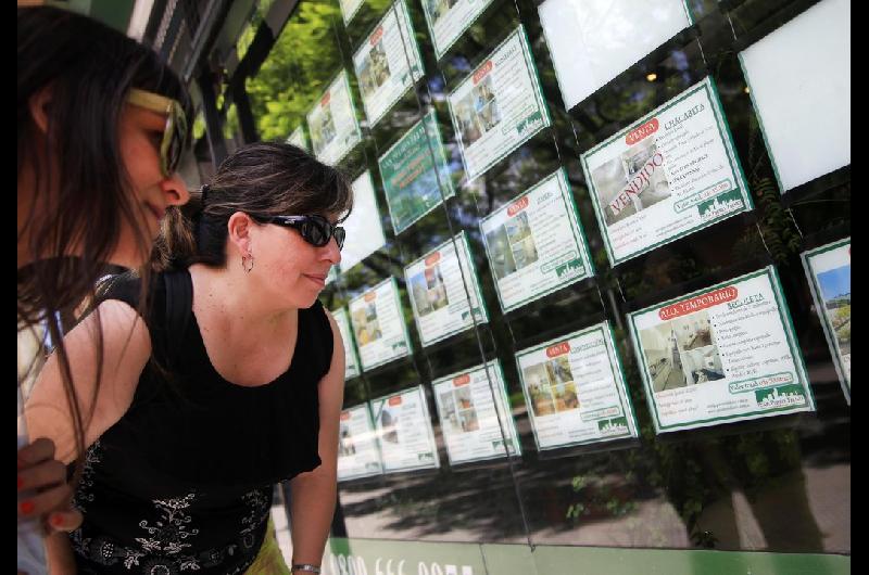 No son tiempos de doacutelares ni de ADRs comprar un monoambiente y alquilarlo asoma como inversioacuten tranquila