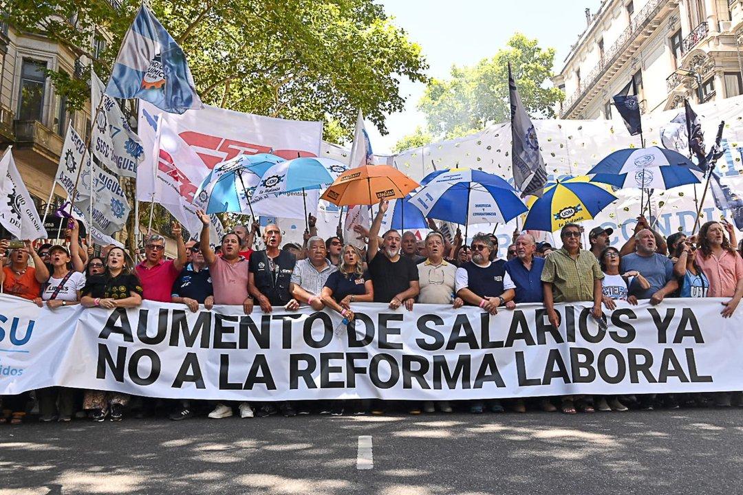 Gremios ldquodurosrdquo de la CGT y las CTA ademaacutes de parar haraacuten una marcha al Congreso