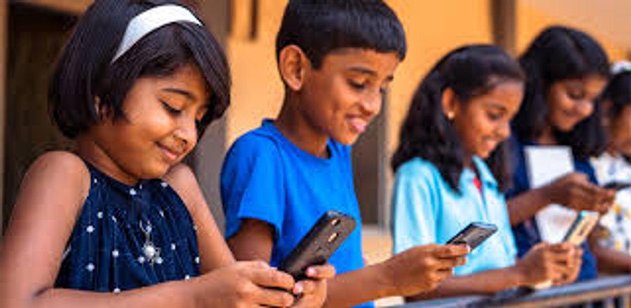 India considera restringir el acceso a las redes sociales a los joacutevenes