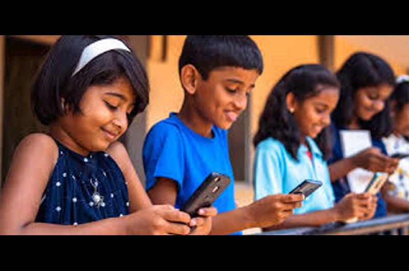 India considera restringir el acceso a las redes sociales a los joacutevenes