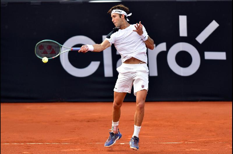 Etcheverry ganoacute el duelo argentino en el Riacuteo Open ante Comesantildea y avanzoacute a octavos de final