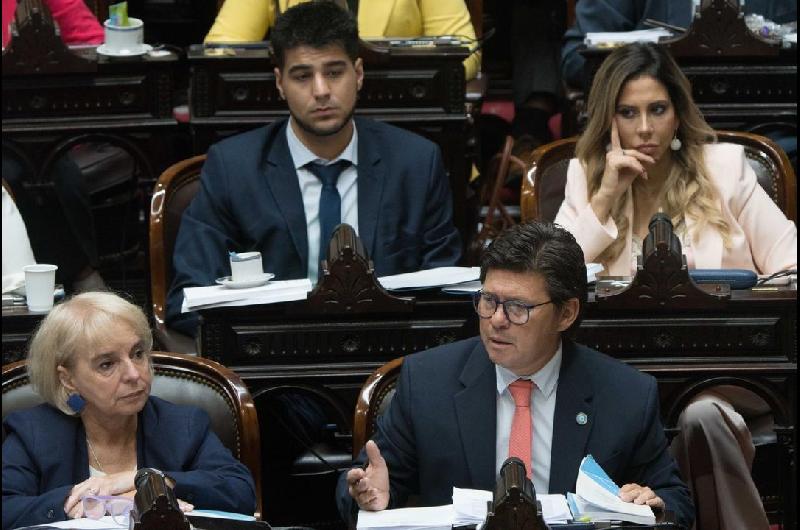 Reforma laboral- el libertario Almiroacuten leyoacute todo su discurso y lo abuchearon de punta a punta