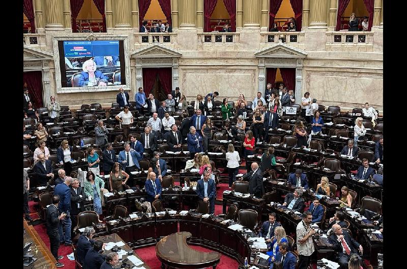 Diputados vota la reforma laboral en una sesioacuten tensa y marcada por escaacutendalos