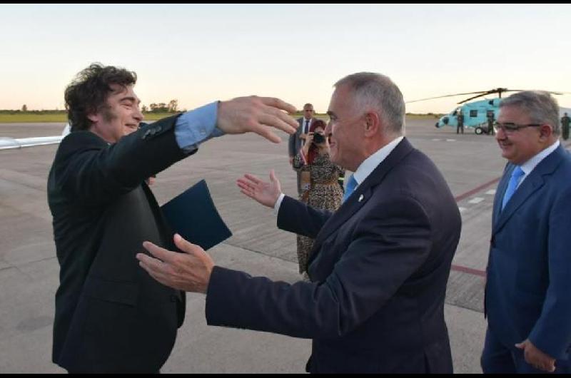 Despueacutes del voto de los aliados a la reforma laboral Milei lleva el lsquoTour de la Gratitudrsquo a Tucumaacuten