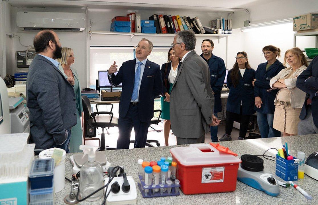 El embajador de EEUU visitoacute la ANLIS Malbraacuten- ldquoFue volver al corazoacuten de la medicinardquo