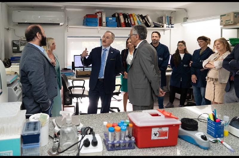 El embajador de EEUU visitoacute la ANLIS Malbraacuten- ldquoFue volver al corazoacuten de la medicinardquo