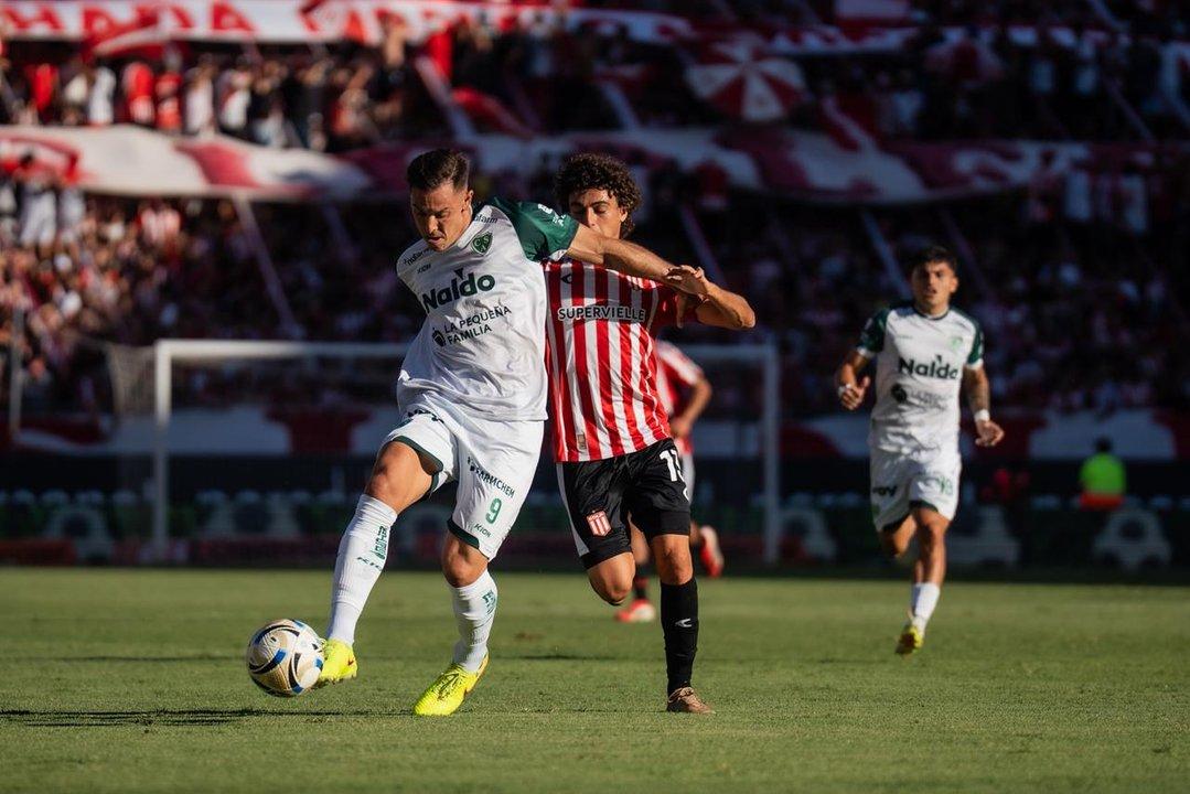 Estudiantes vencioacute a Sarmiento y despidioacute a Eduardo Domiacutenguez con una victoria en La Plata