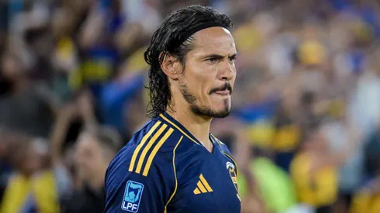 VIDEO- Cavani sufrioacute los silbidos de La Bombonera tras otra decepcionante actuacioacuten