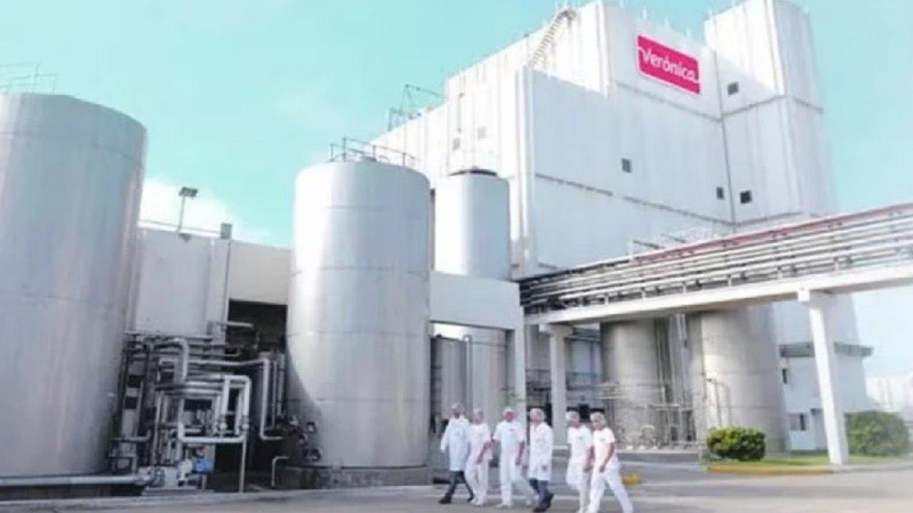Crece la incertidumbre por la continuidad de Laacutecteos Veroacutenica- plantas paralizadas y salarios adeudados