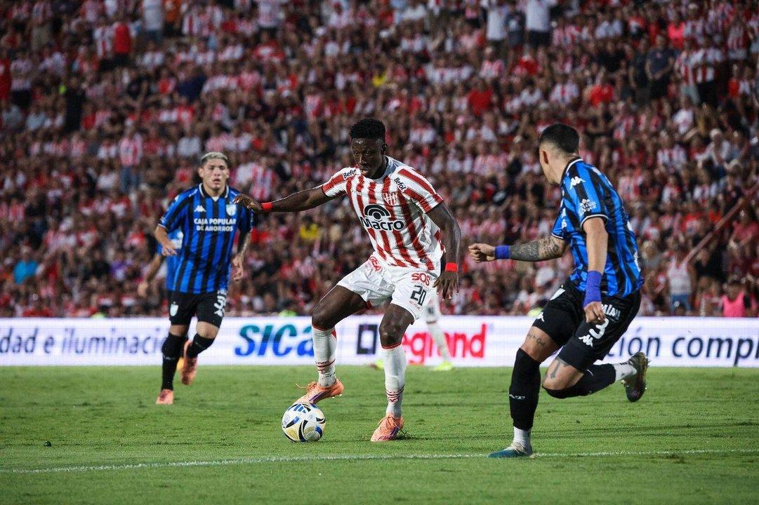 Atleacutetico Tucumaacuten presentaraacute un reclamo formal contra Fernando Espinoza ante la AFA