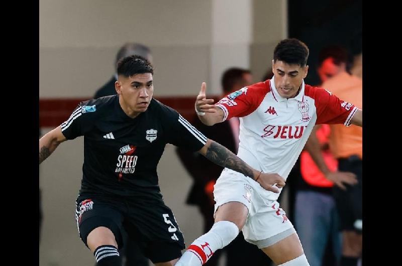 Huracaacuten rescatoacute un empate con uno menos como visitante ante Deportivo Riestra