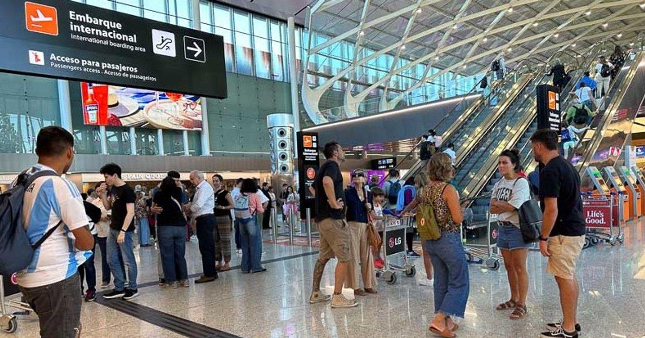 Controladores aeacutereos anunciaron nuevas medidas de fuerza que afectaraacuten a todos los vuelos