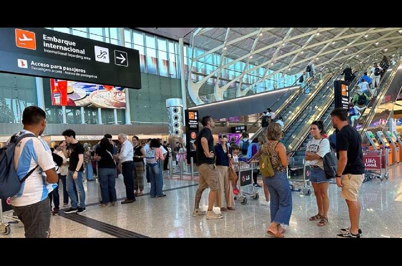 Controladores aeacutereos anunciaron nuevas medidas de fuerza que afectaraacuten a todos los vuelos