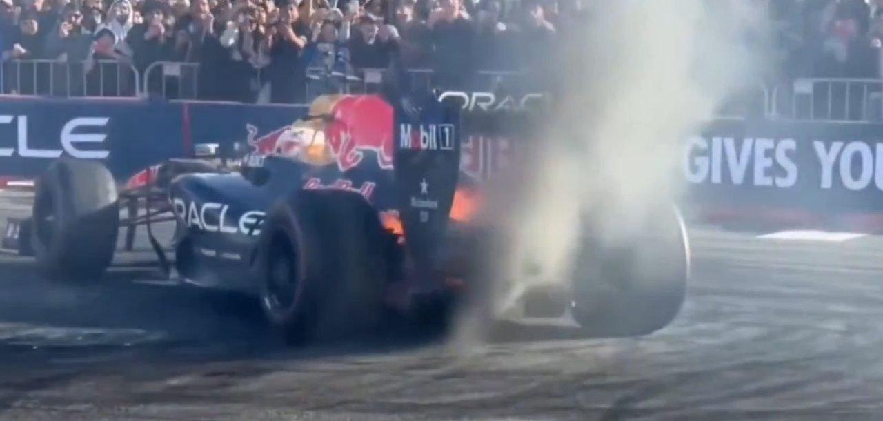 A Tsunoda se le prendioacute fuego un Red Bull durante una exhibicioacuten