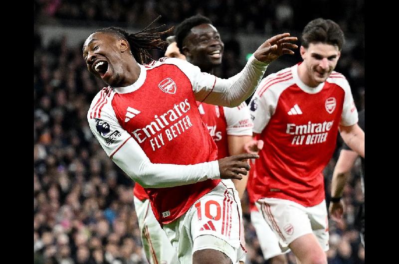 Arsenal aplastoacute al Tottenham en el derbi y estiroacute su ventaja en la Premier League