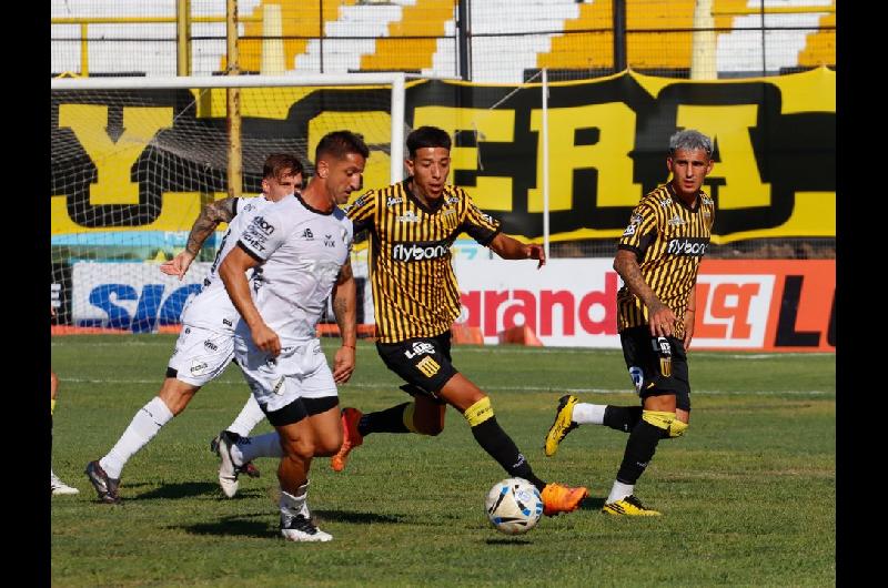 Almirante Brown festejoacute su primer triunfo en Isidro Casanova con la figura de Tomaacutes Almada