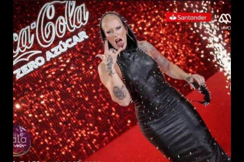 Furia impacta en Vintildea 2026- capucha tachas y actitud rockera en la alfombra roja