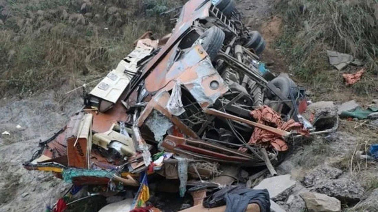 Un micro cayoacute al riacuteo en el centro de Nepal- 18 muertos
