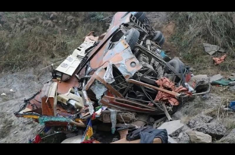 Un micro cayoacute al riacuteo en el centro de Nepal- 18 muertos