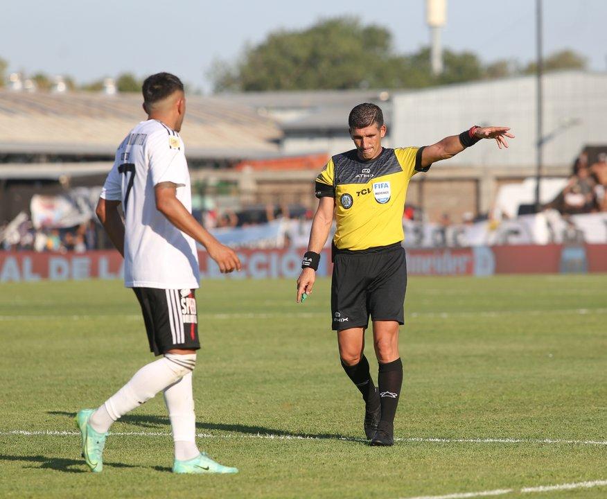 Los aacuterbitros respaldaron a la AFA en medio del conflicto judicial y el paro del fuacutetbol