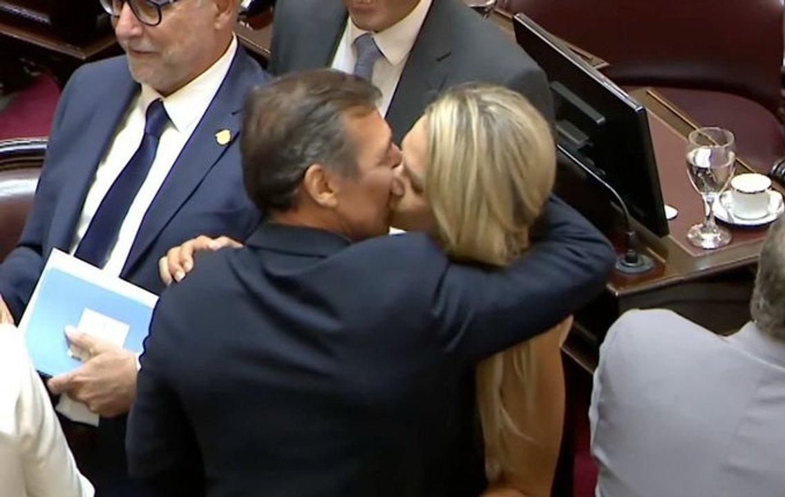 Amor en el Senado- Naidenoff fue designado auditor de la AGN y Losada le dio un beso en el recinto