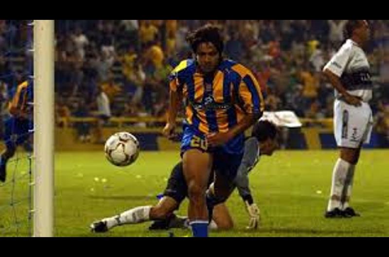 Murioacute el exfutbolista Claudio ldquoYerbaterordquo Gonzaacutelez a los 49 antildeos