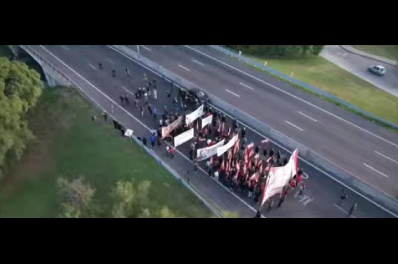 Trabajadores de Fate cortaron la Autopista Panamericana