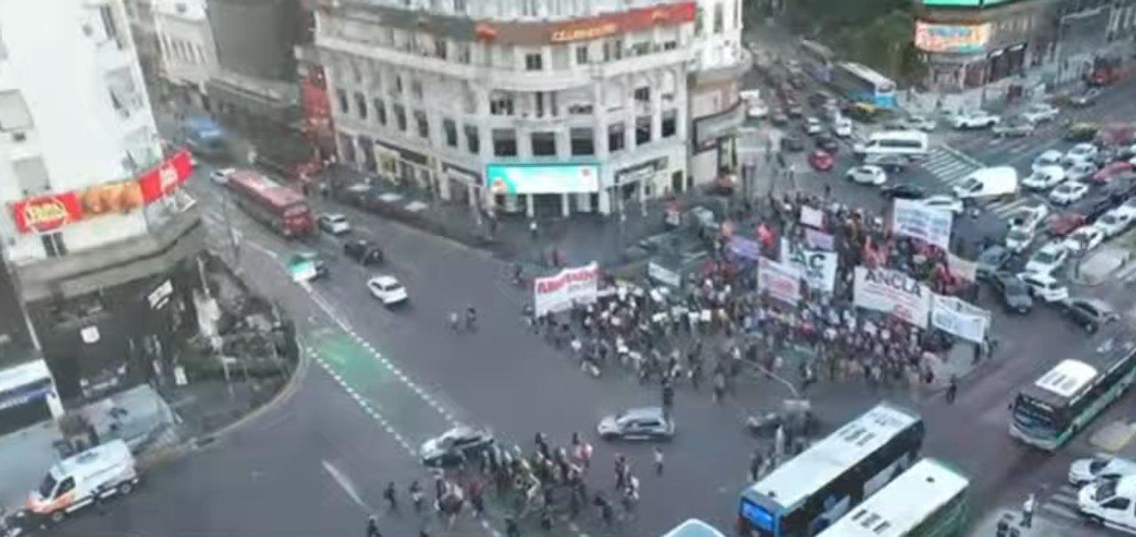 Manifestantes cortaron la calle a la altura del Obelisco y se enfrentan con la Policiacutea de la Ciudad