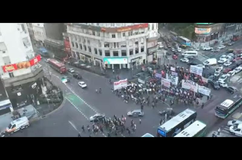 Manifestantes cortaron la calle a la altura del Obelisco y se enfrentan con la Policiacutea de la Ciudad