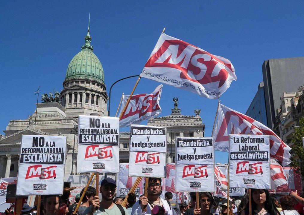 Tensioacuten entre la Policiacutea y los manifestantes en el Congreso