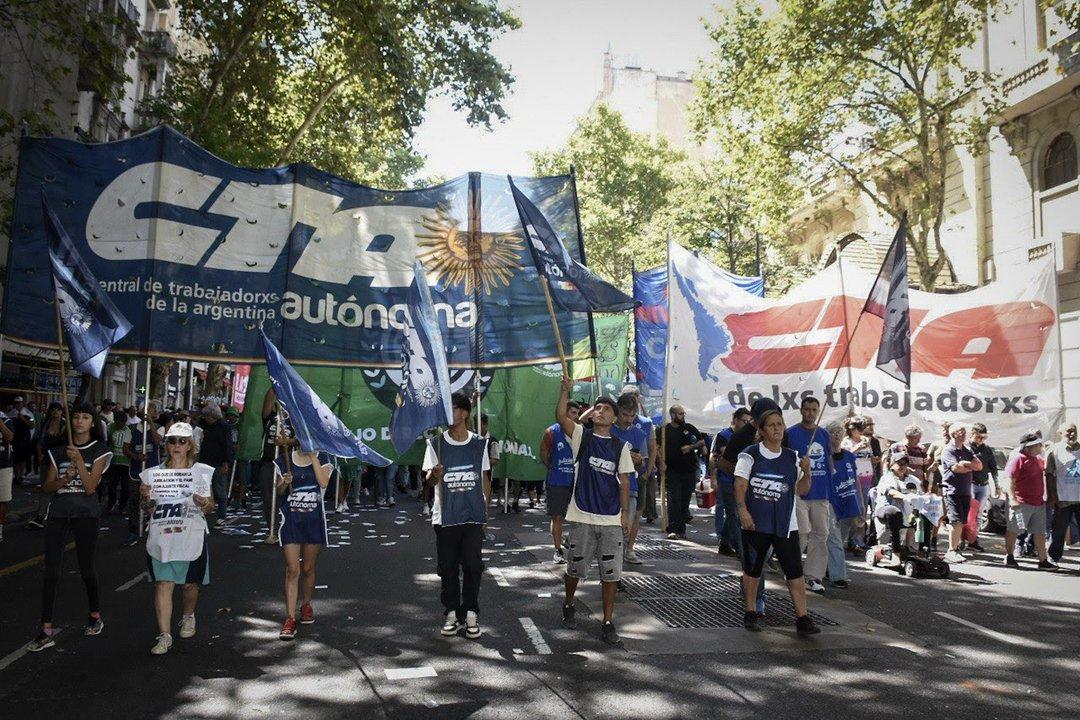 El FreSu congregoacute a las dos CTA y gremios de la CGT en una imponente movilizacioacuten hasta el Congreso