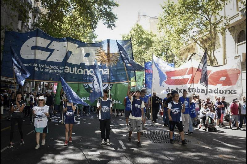 El FreSu congregoacute a las dos CTA y gremios de la CGT en una imponente movilizacioacuten hasta el Congreso