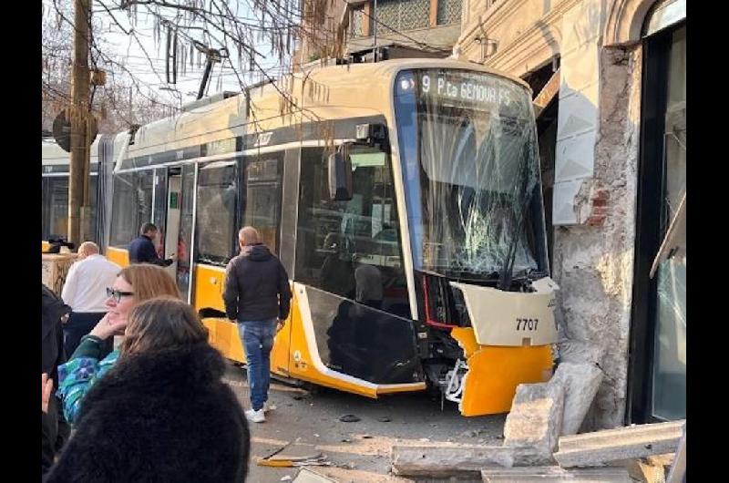 Al menos dos muertos y decenas de heridos tras el descarrilamiento de un tranviacutea en Milaacuten